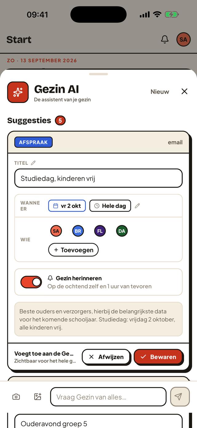 Een suggestie in Gezin AI uit een doorgestuurde schoolmail: ‘Studiedag, kinderen vrij’ op vrijdag 2 oktober, met de knop Bewaren