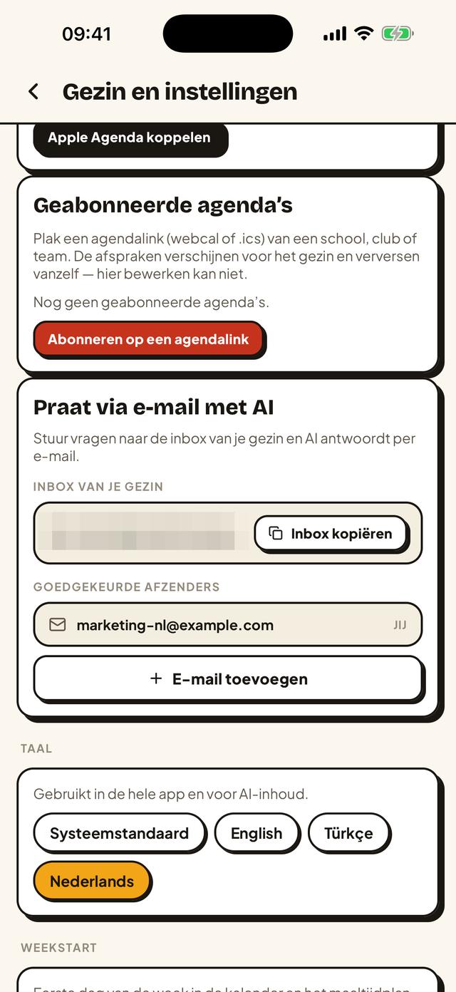 De kaart ‘Praat via e-mail met AI’ in Gezin en instellingen, met het e-mailadres van het gezin en de goedgekeurde afzenders